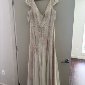 Elegant Lace V-Neck Dress